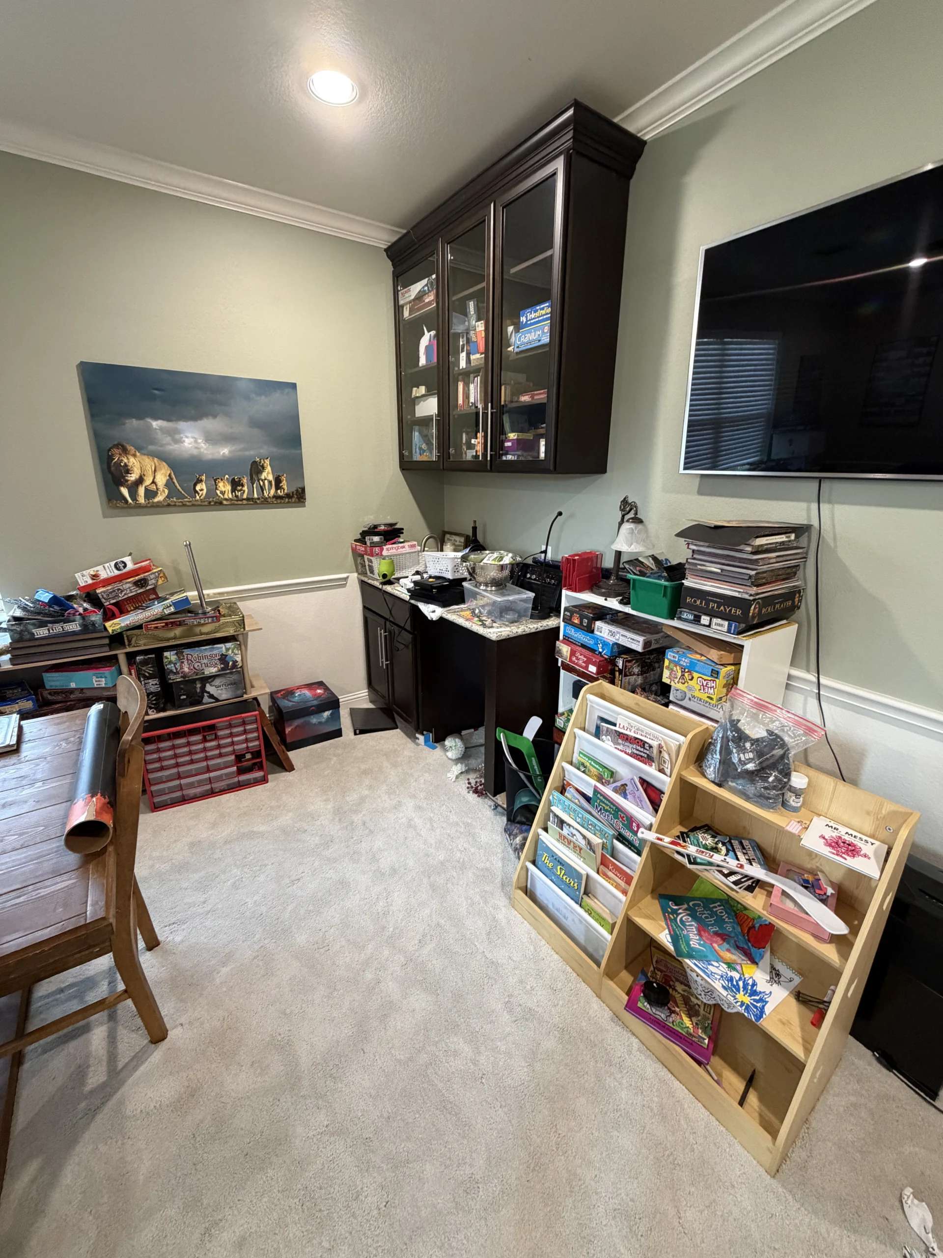 Cluttered kids' play space before Top Tier Tidying organized it